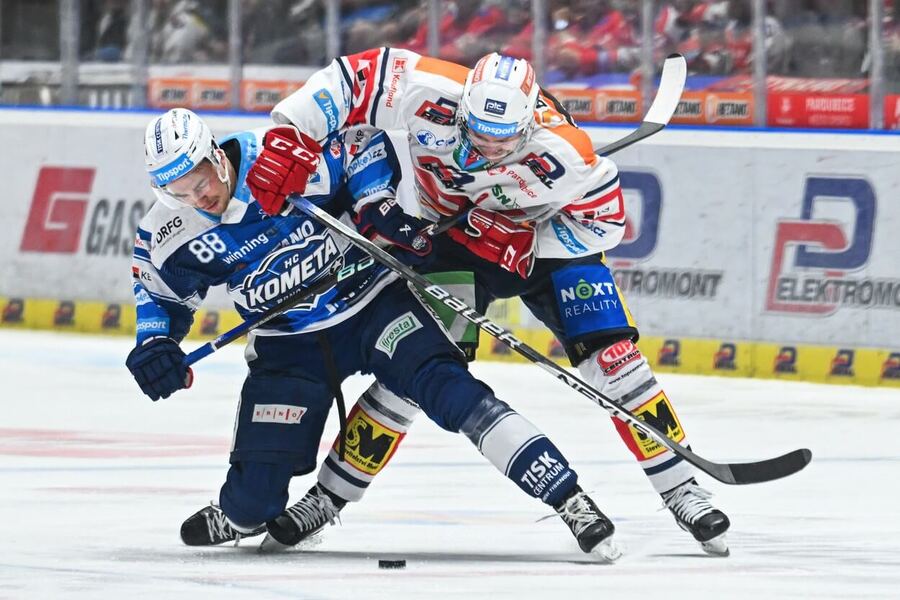 Kristián Pospíšil (Kometa) v souboji s Tomášem Zohornou (Pardubice)