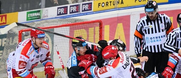 Hromadná bitka v zápase Mountfield HK vs. Sparta Praha