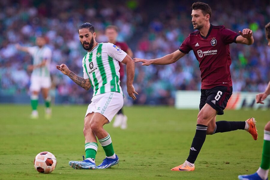 Isco a Kaan Kairinen během utkání v Seville