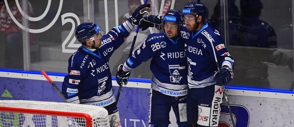 Hokejisté Vítkovic se radují ze svého jediného gólu v utkání na ledě Pardubic, dnes Ridera doma hostí Litvínov