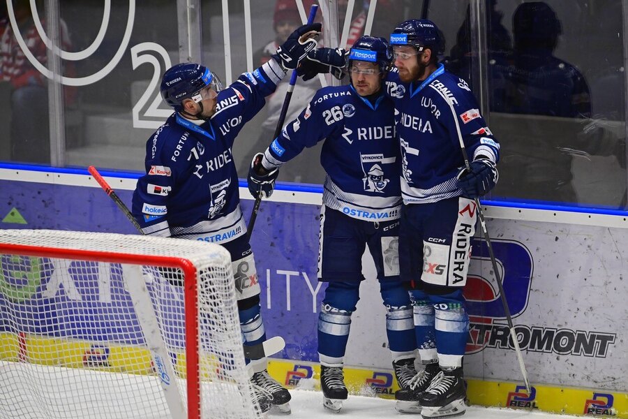 Hokejisté Vítkovic se radují ze svého jediného gólu v utkání na ledě Pardubic, dnes Ridera doma hostí Litvínov