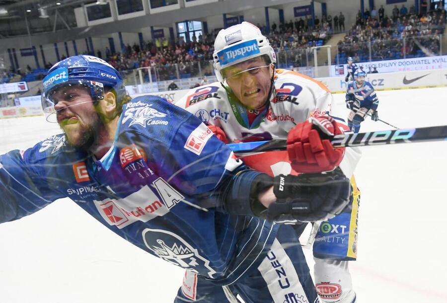 Jake Dotchin a Ondřej Vála v říjnovém extraligovém utkání Kladna a Pardubic