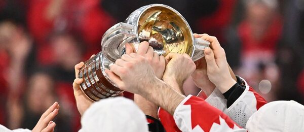 Trofej pro mistry světa v hokeji do 20 let, zde v držení Kanaďanů po výhře na MS U20 2023