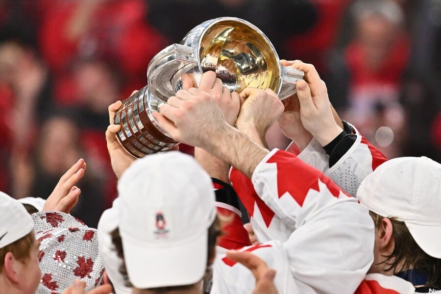 Trofej pro mistry světa v hokeji do 20 let, zde v držení Kanaďanů po výhře na MS U20 2023