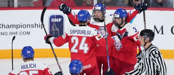 Čeští reprezentanti oslavují gól ve finále MS U20 proti Kanadě, v úvodu dalšího MS do 20 let nás vyzve Slovensko