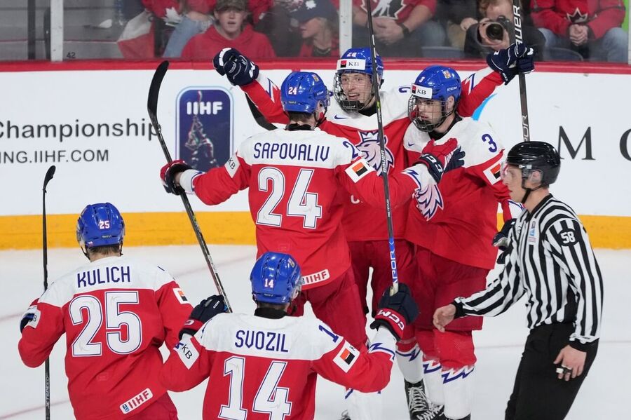 Čeští reprezentanti oslavují gól ve finále MS U20 proti Kanadě, v úvodu dalšího MS do 20 let nás vyzve Slovensko