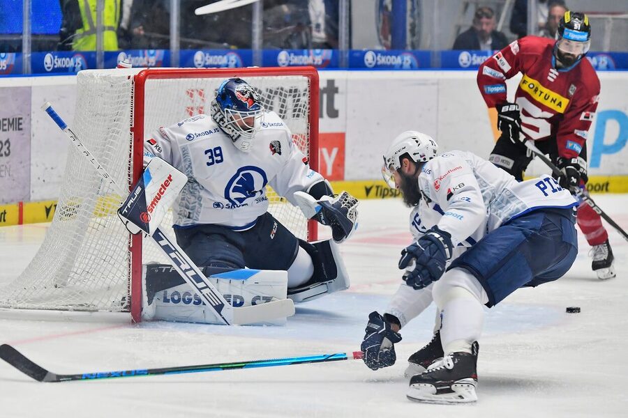 Plzeň v této sezóně Spartu ještě neporazila, dočká se dnes prvního vítězství? Sledujte extraligu živě na TV Tipsport.