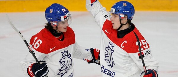 Matyáš Melovský a Jiří Kulich slaví gól Česka proti Norsku na MS juniorů v hokeji