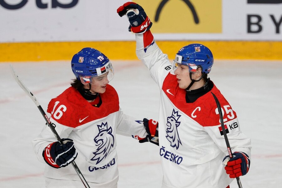 Matyáš Melovský a Jiří Kulich slaví gól Česka proti Norsku na MS juniorů v hokeji