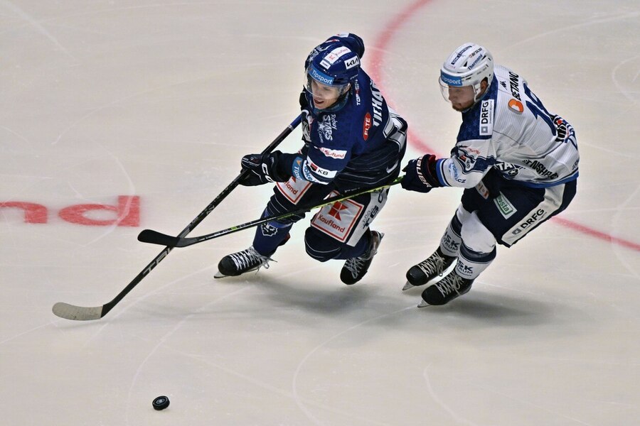 Jiří Ticháček (Kladno) v osobním souboji s Adamem Zbořilem (Kometa)