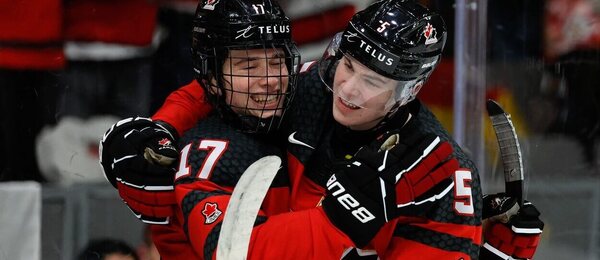 Macklin Celebrini a Oliver Bonk se radují z gólu Kanady na MS v hokeji juniorů 2024