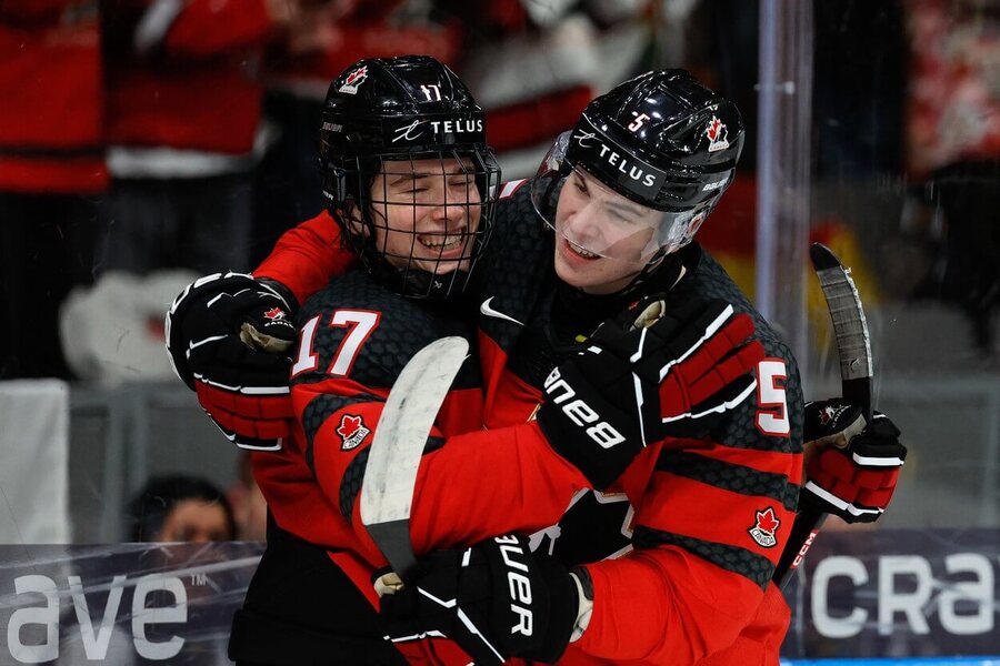 Macklin Celebrini a Oliver Bonk se radují z gólu Kanady na MS v hokeji juniorů 2024