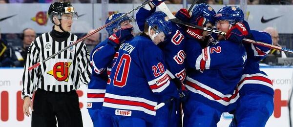 Hokejisti USA se radují po vstřelení vítězného gólu v semifinále MS v hokeji do 20 let 2024