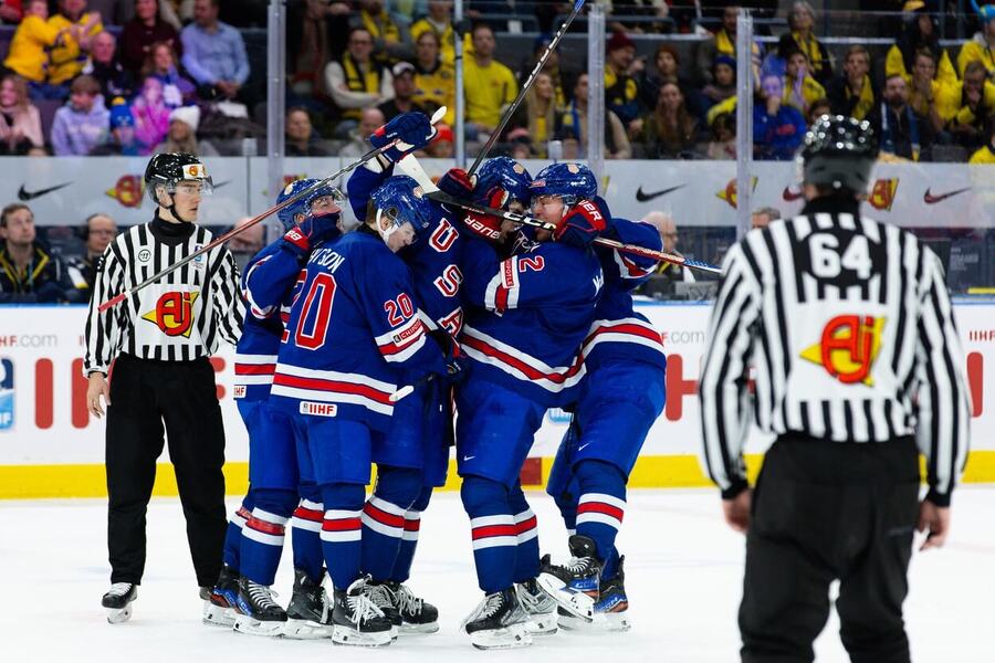 Hokejisti USA se radují po vstřelení vítězného gólu v semifinále MS v hokeji do 20 let 2024