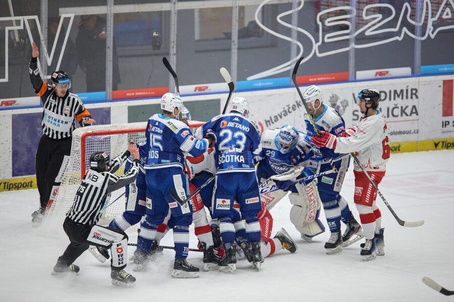 Závar před brankovištěm Komety (momentka z posledního utkání Kometa vs. Olomouc)