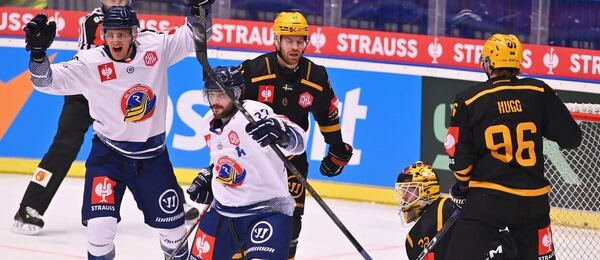Útočník Vítkovic Rastislav Dej slaví gól v semifinále Ligy mistrů v hokeji proti Skelleftea AIK