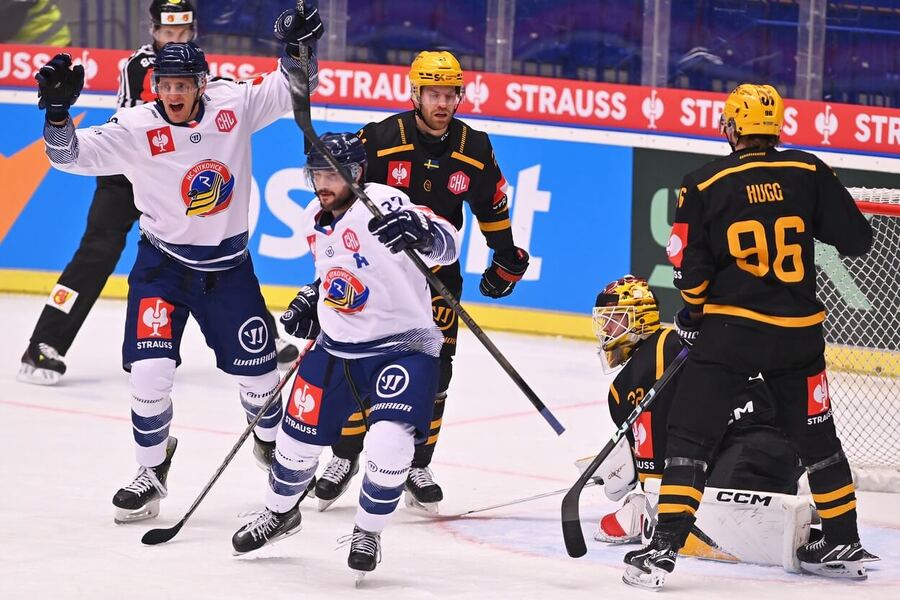 Útočník Vítkovic Rastislav Dej slaví gól v semifinále Ligy mistrů v hokeji proti Skelleftea AIK