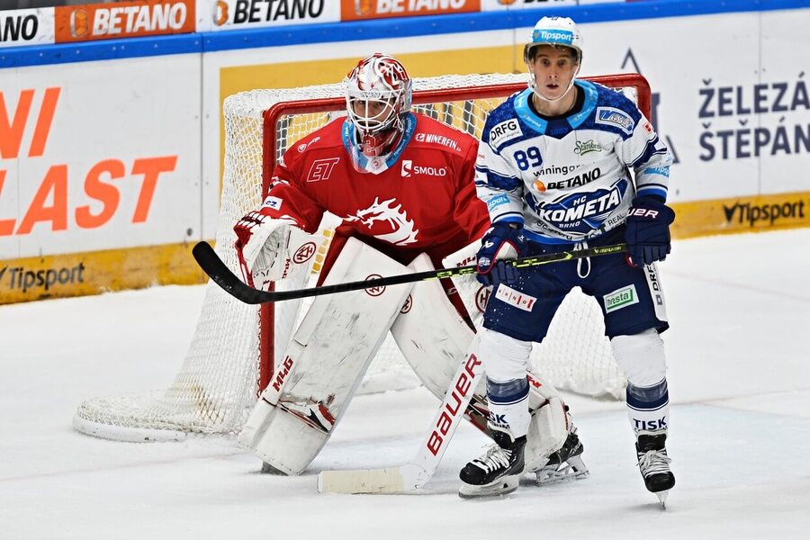 Steve Moses z Komety před třineckým brankářem Markem Mazancem