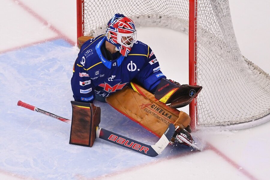 Brankář Dominik Hrachovina v pátek čelil střelcům Třince, dnes České Budějovice v 39. kole extraligy hostí Pardubice