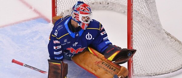 Brankář Dominik Hrachovina v pátek čelil střelcům Třince, dnes České Budějovice v 39. kole extraligy hostí Pardubice