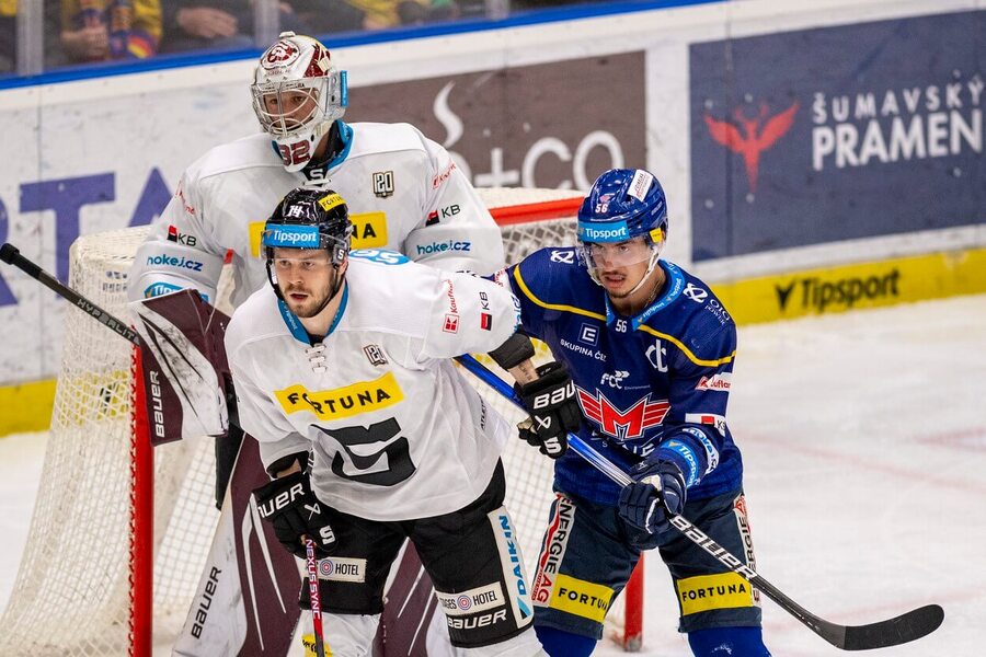 Martin Beránek (České Budějovice) a Filip Chlapík (Sparta) před sparťanským brankářem Josefem Kořenářem