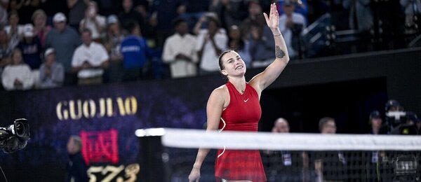 Aryna Sabalenka oslavuje postup do finále Australian Open 2024, o titul si v Melbourne zahraje s Qinwen Zheng