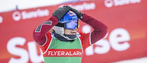 Snowboardcross, Eva Adamczyková (Samková) se raduje po vítězství ve Svatém Mořici, Švýcarsko