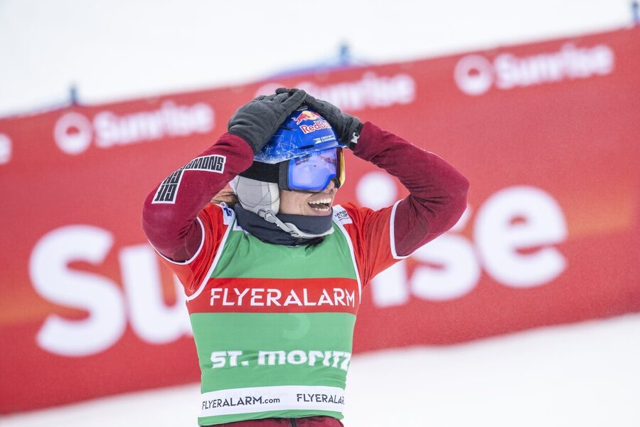 Snowboardcross, Eva Adamczyková (Samková) se raduje po vítězství ve Svatém Mořici, Švýcarsko