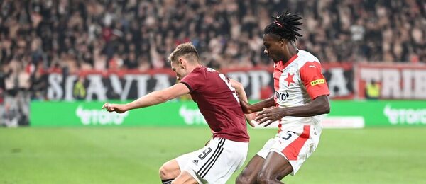 Jan Kuchta a Igoh Ogbu během podzimního derby