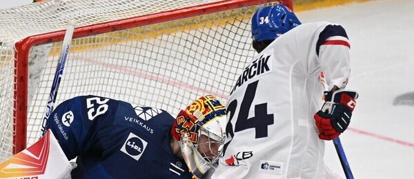 Ondřej Kovařčík překonává finského gólmana Harriho Säteriho v zápase na Švýcarských hokejových hrách 2023