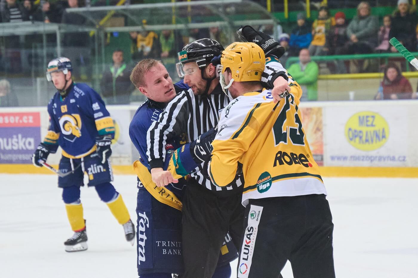 Typická momentka z valašského hokejového derby. Rozhodčí od sebe rozděluje Luboše Roba (Vsetín) a Aleksiho Salonena (Zlín)