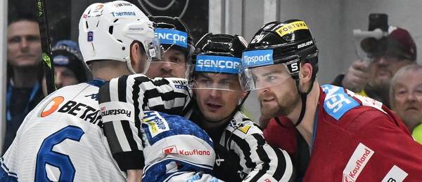 Hokejisté Lukáš Cingeľ z Komety a Aaron Irving ze Sparty ve utkání 33. kola hokejové extraligy 2023/2024