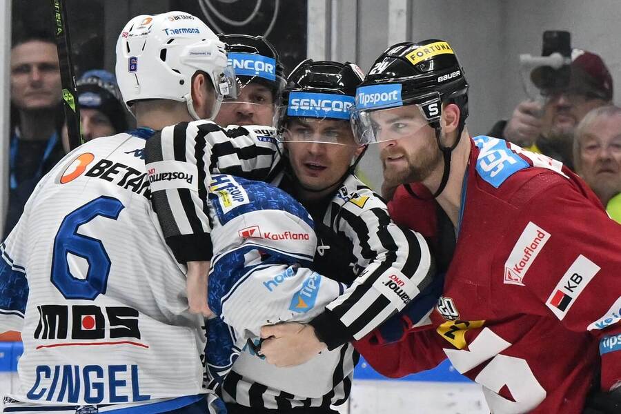 Hokejisté Lukáš Cingeľ z Komety a Aaron Irving ze Sparty ve utkání 33. kola hokejové extraligy 2023/2024