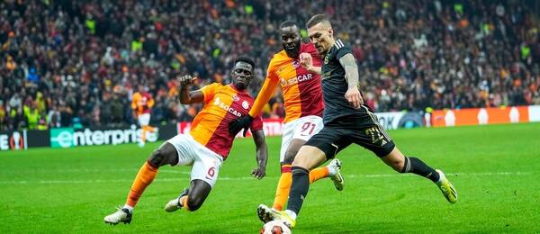Lukáš Haraslín se snaží prosadit proti obraně Galatasaraye