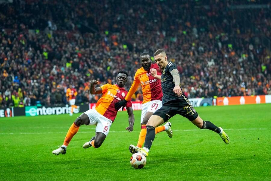 Lukáš Haraslín se snaží prosadit proti obraně Galatasaraye