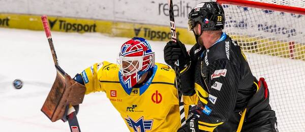 Brankář Dominik Hrachovina a útočník Ondřej Kaše v extraligovém zápase České Budějovice vs. Litvínov