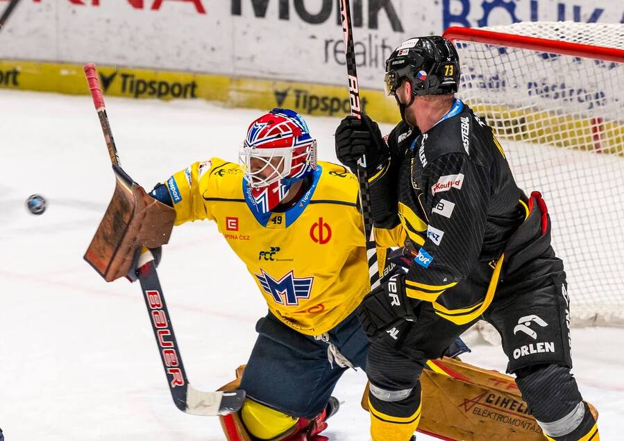 Brankář Dominik Hrachovina a útočník Ondřej Kaše v extraligovém zápase České Budějovice vs. Litvínov