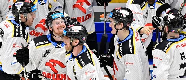 Hokej, extraliga, hráči Litvínova se radují z vítězství nad Českými Budějovicemi, dnes doma ve 49. kole hostí Spartu