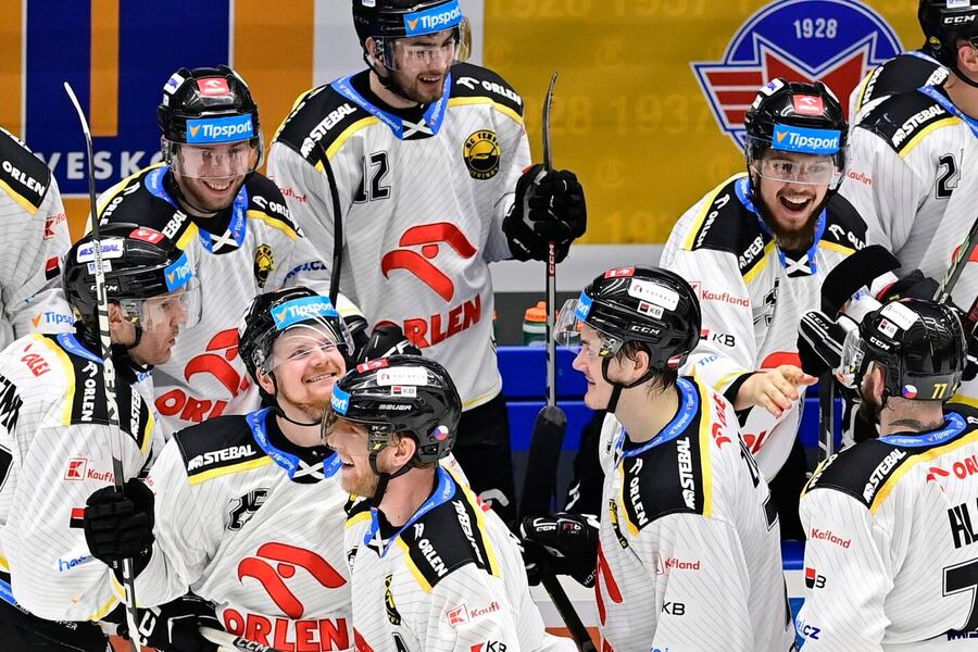 Hokej, extraliga, hráči Litvínova se radují z vítězství nad Českými Budějovicemi, dnes doma ve 49. kole hostí Spartu