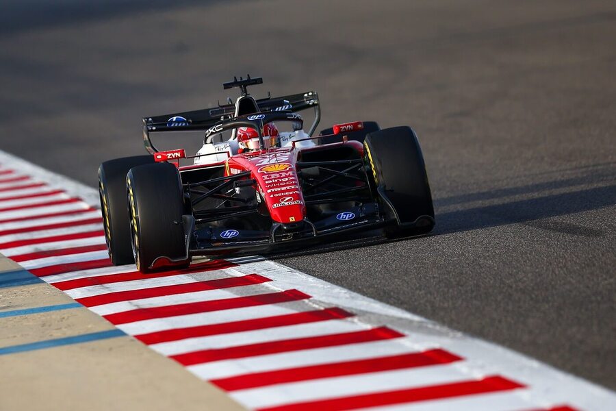 Pilot Ferrari Charles Leclerc během předsezonních testů v&nbsp;Bahrajnu