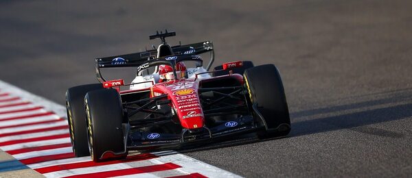 Pilot Ferrari Charles Leclerc během předsezonních testů v Bahrajnu