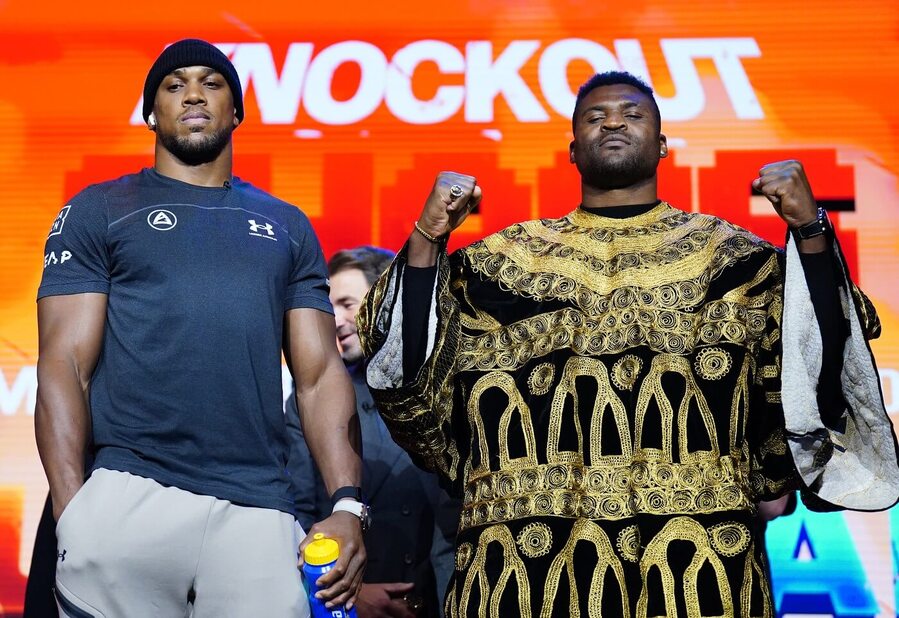 Francis Ngannou (vpravo) ve své boxerské premiéře málem porazil šampiona těžké váhy Tysona Furyho. Jak si povede dnes proti Anthony Joshuovi? Vsaďte si na svého favorita u Betana.