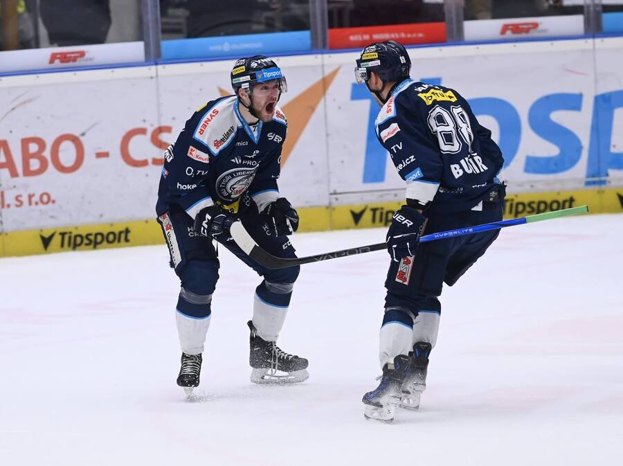 Martin Faško-Rudáš a Michal Bulíř slaví gól ve 4. zápase série předkola play off 2024 mezi Libercem a Olomoucí