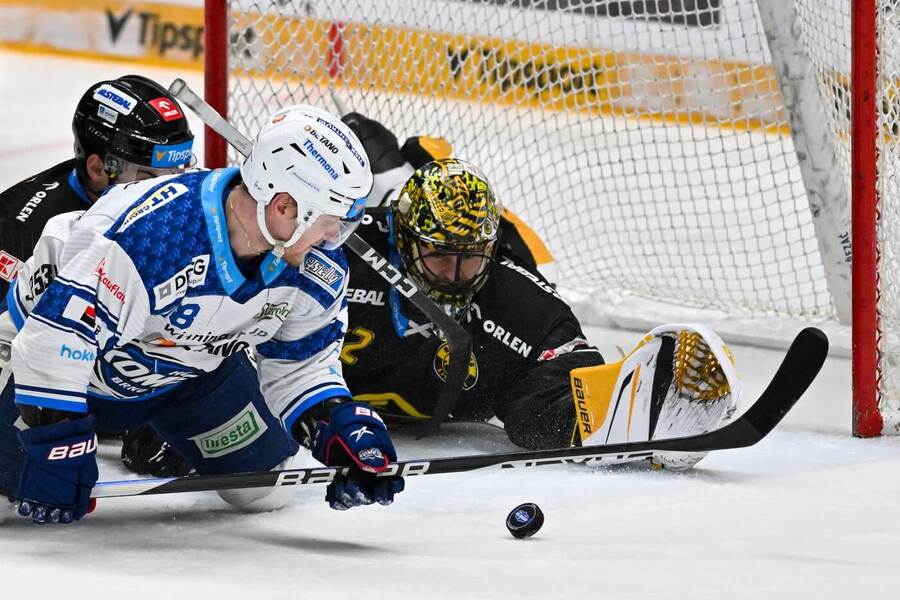 Adam Zbořil z Komety se pokouší o zakončení. Brankoviště Litvínova stráží Matej Tomek