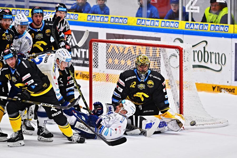 Brankář Litvínova Matej Tomek v prvních dvou zápasech čtvrtfinále play off proti Kometě Brno pochytal 70 ze 72 střel