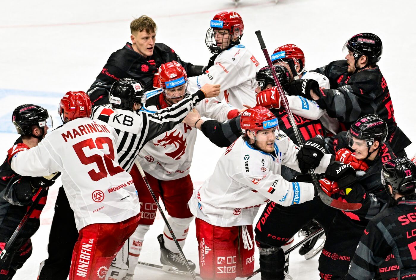 Poslední zápas Sparta Praha vs. Oceláři Třinec v základní části končil hromadnou bitkou, nyní se oba týmy potkávají v semifinále play off ELH 2024