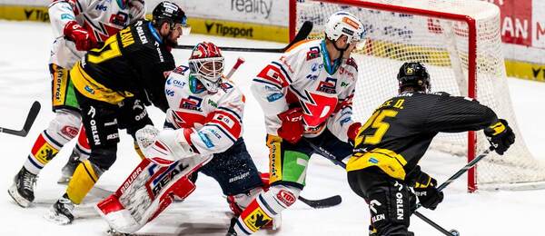 Závar před brankou v utkání Vervy a Dynama v základní části extraligy, nyní se Pardubice a Litvínov střetnou v semifinále play off 2024