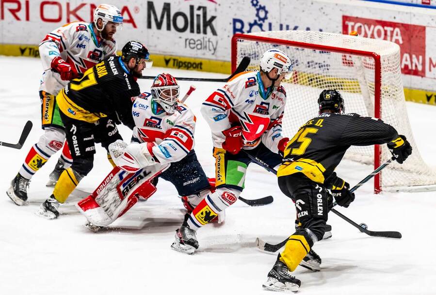 Závar před brankou v utkání Vervy a Dynama v základní části extraligy, nyní se Pardubice a Litvínov střetnou v semifinále play off 2024