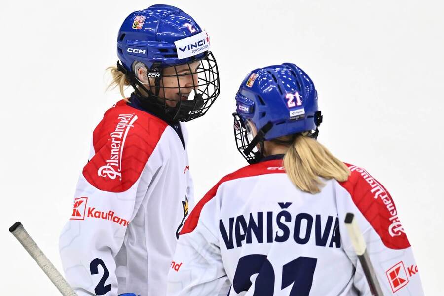 České reprezentantky Aneta Tejralová a Tereza Vanišová patří k našim oporám na MS žen v hokeji 2024