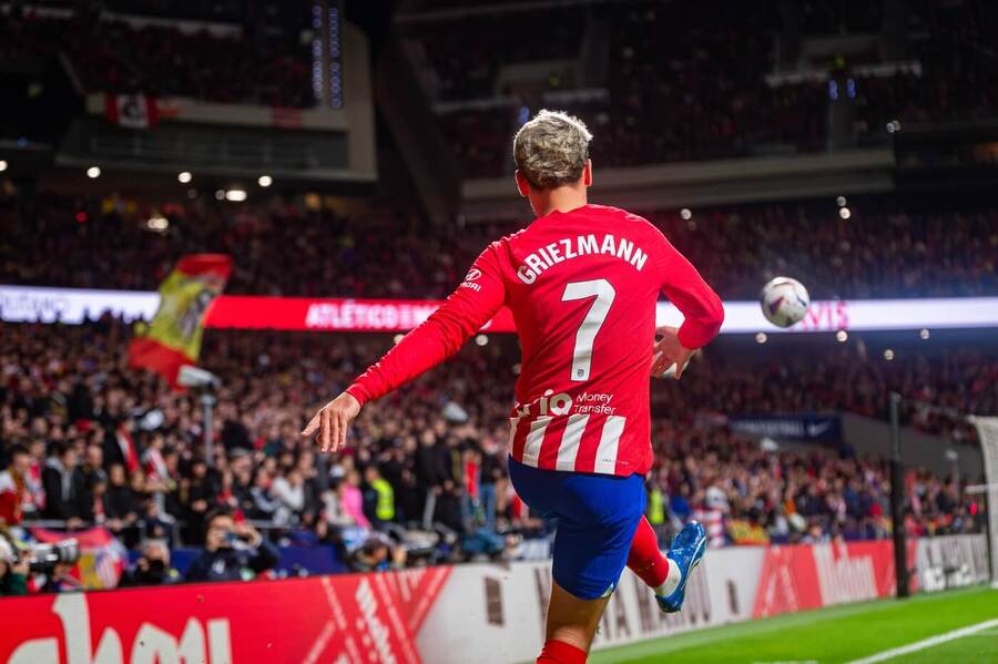 Antoine Griezmann při rozehrávce rohového kopu v utkání La Ligy